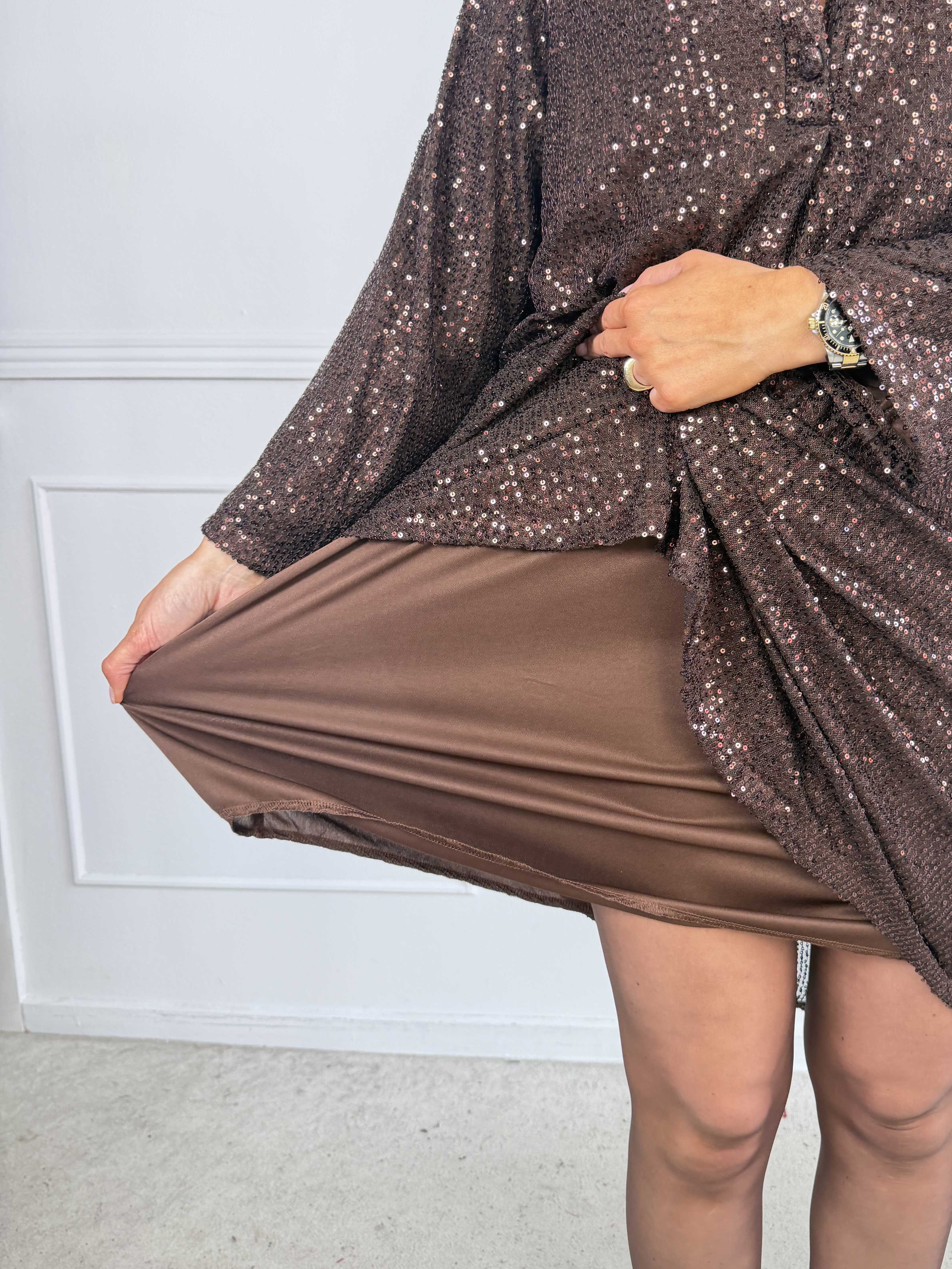 Ebba Glitter - Paljettklänning med knappar vid urringningen som ger en elegant look